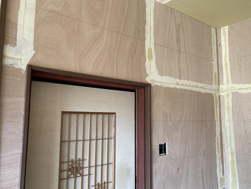和室から洋室リフォーム施工中　クロスを貼るためにパテ埋めを｜滋賀でリフォームするなら匠工房