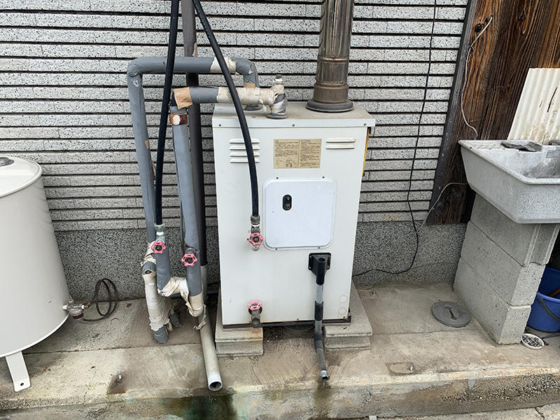 石油給湯器リフォーム施工前　給湯器｜滋賀でリフォームするなら匠工房