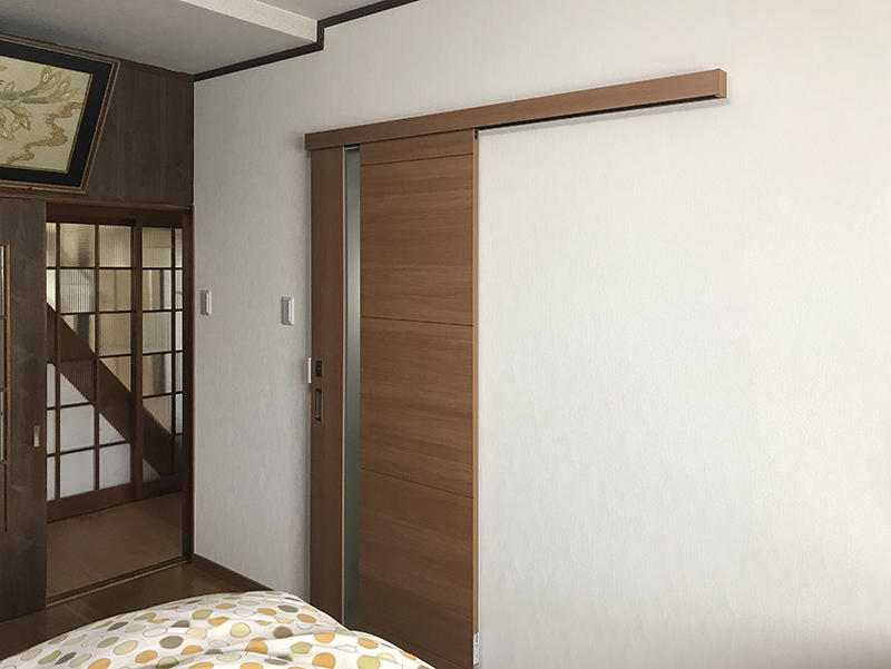 寝室から引き戸を開ければ、すぐに脱衣場です！.JPG