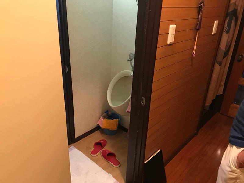 施工前　小便器があり、トイレ空間が狭くなっている