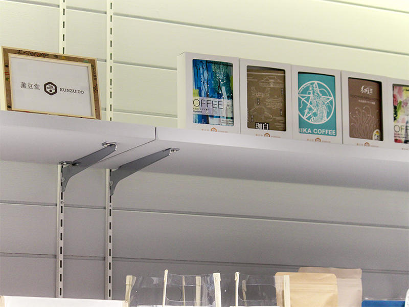 CRAFT COFFEE & GELATO KUNZUDO様カフェ　可動棚で商品に合わせてレイアウトを変えられます｜滋賀や京都で店舗リフォームなら匠工房