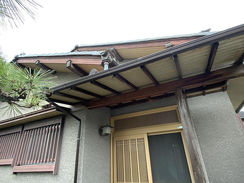 屋根・外壁リフォーム施工前　玄関屋根｜滋賀でリフォームするなら匠工房