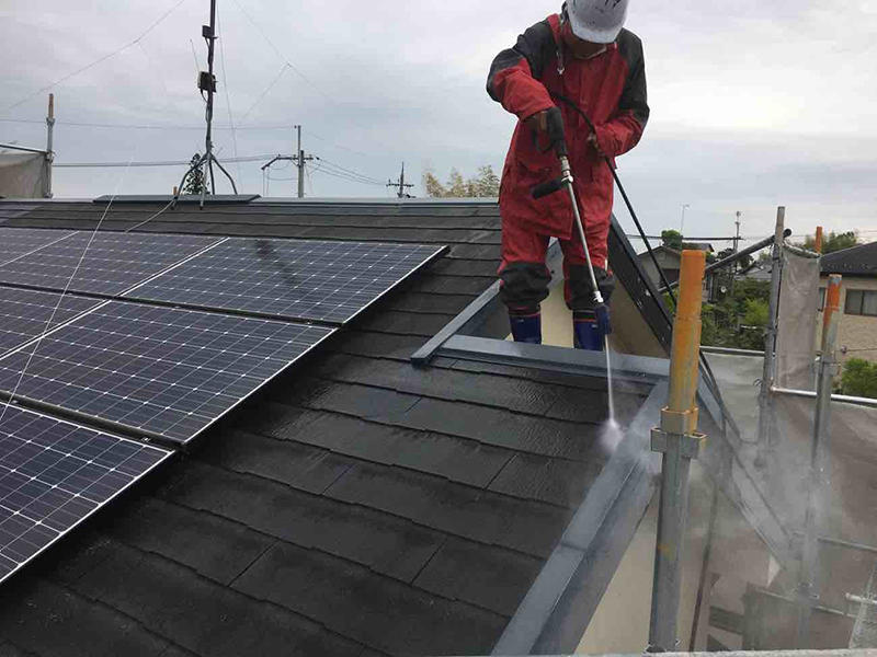 屋根塗装リフォーム施工中　屋根：高圧洗浄｜滋賀でリフォームするなら匠工房