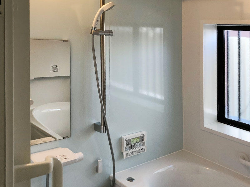 お風呂リフォーム完成　きれいな淡いブルーのパネル｜滋賀でリフォームするなら匠工房