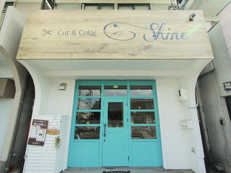 cut&color Shine様　木造作で格子組をしてティファニーブルーで塗装｜滋賀や京都で店舗リフォームなら匠工房