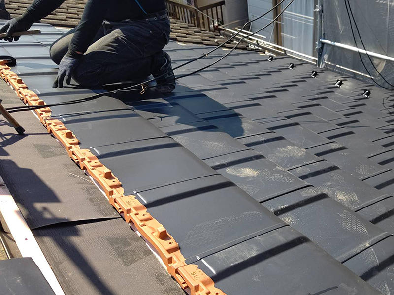 屋根リフォーム施工中　平板瓦を葺いていきます｜滋賀でリフォームするなら匠工房