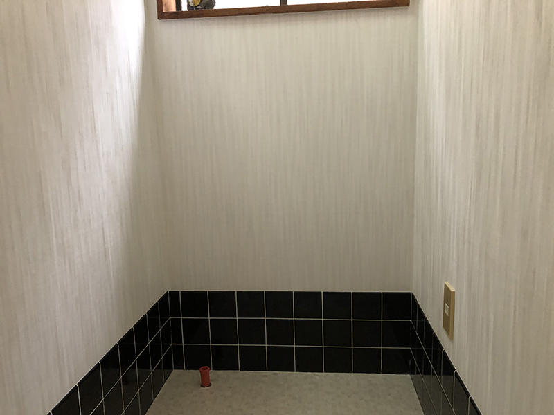 トイレリフォーム施工中　クロス貼り替え｜滋賀でリフォームするなら匠工房