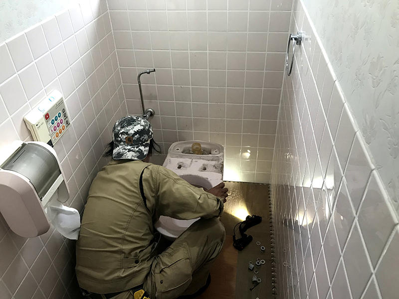 トイレリフォーム中　トイレを外します｜滋賀でリフォームするなら匠工房