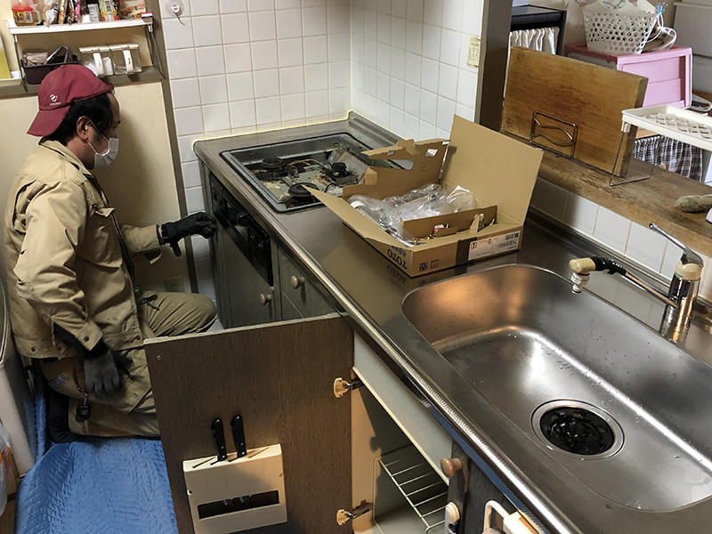 キッチン水栓リフォーム施工中　水栓を取り替えます｜滋賀でリフォームするなら匠工房