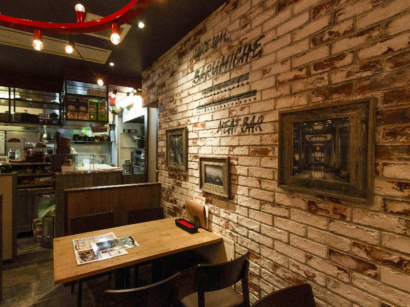 大阪府大阪市 梅田ワイン酒場 バルミチェ様 飲食店 元々あったブリックタイルを活かし、ダメージ塗装と手書きサインで11年の歴史を感じさせるイタリアンバルの雰囲気を演出|滋賀や大阪で店舗リフォームなら匠工房