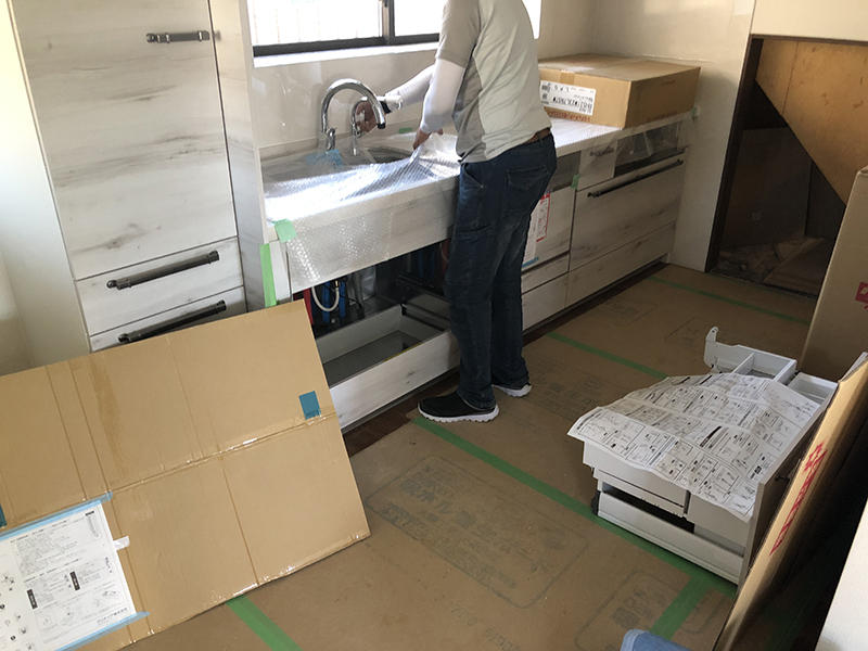 LDKリフォーム施工中　キッチン組立てをしていきます｜滋賀でリフォームするなら匠工房