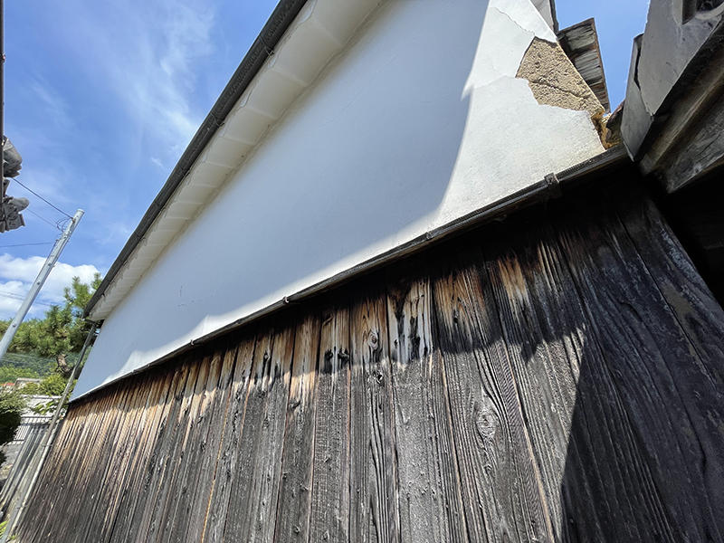 外壁リフォーム施工前　蔵　漆喰や外壁がはがれてきている｜滋賀でリフォームするなら匠工房