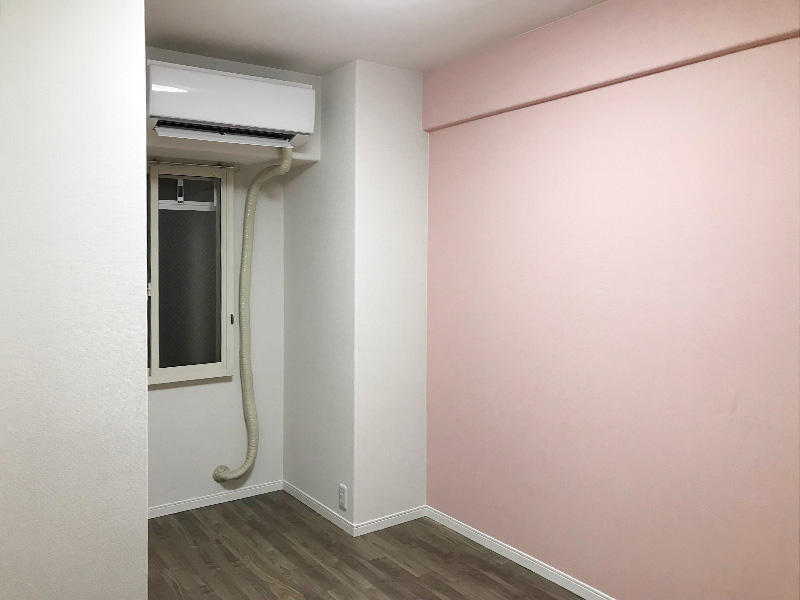 マンションリフォーム完成 ピンクのアクセントクロスでおしゃれに|滋賀でリフォームするなら匠工房