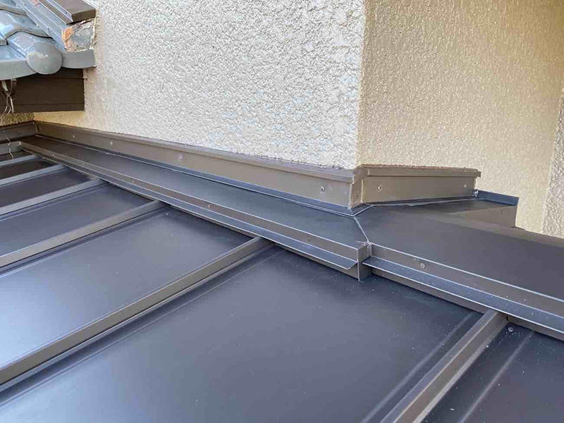 屋根・外壁リフォーム完成　しっかりコーキングを打ちます｜滋賀でリフォームするなら匠工房