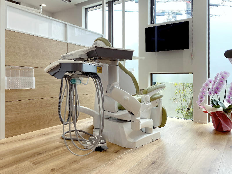 伊東歯科医院様歯科医院 窓の外にはグリーンが見えてリラックスできるように|滋賀や京都で開業するなら匠工房