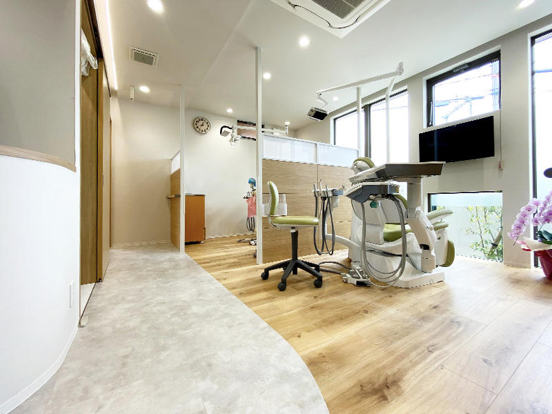 伊東歯科医院様歯科医院 患者さんは植栽を見ながらリラックスした中で受診|滋賀や京都で開業するなら匠工房