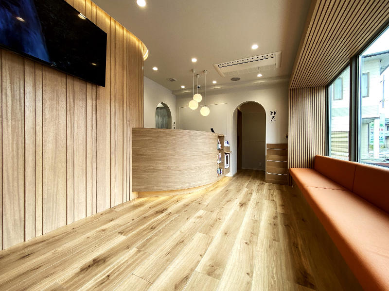 伊東歯科医院様歯科医院 木のぬくもり・曲線や間接照明を使い、柔らかい雰囲気を演出|滋賀や京都で開業するなら匠工房