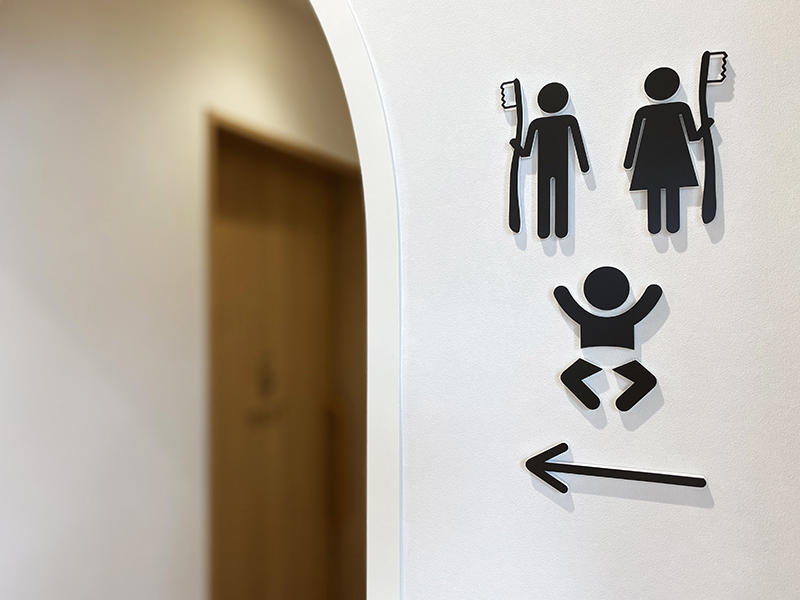 伊東歯科医院様歯科医院 歯医者さんらしいサインプレート|滋賀や京都で開業するなら匠工房