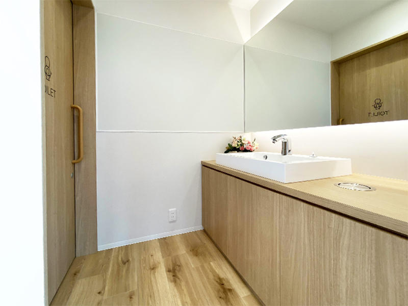 伊東歯科医院様歯科医院 ナチュラルテイストで落ち着く空間|滋賀や京都で開業するなら匠工房