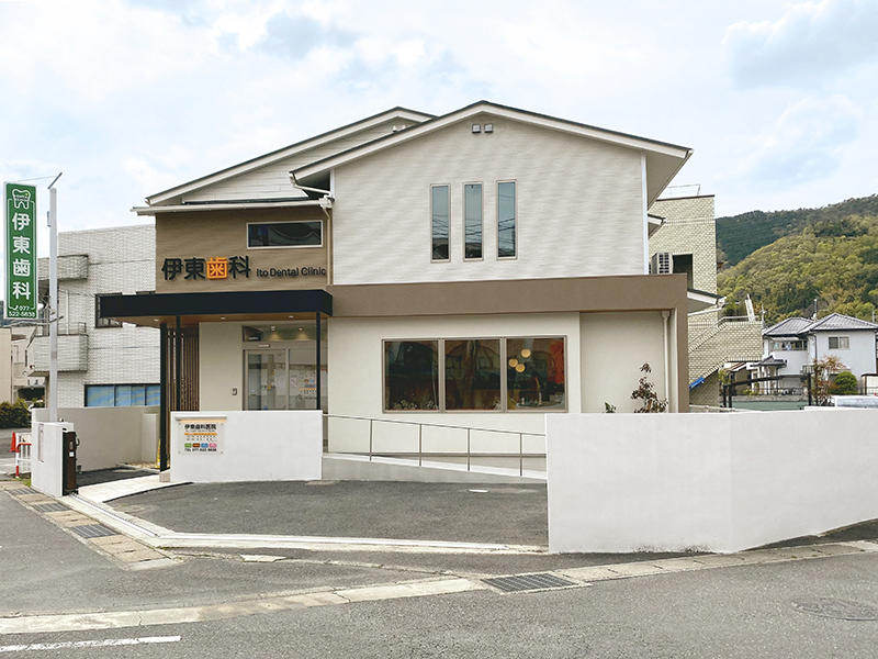 伊東歯科医院様歯科医院 エントランスの入口横はシンボルツリーを配置|滋賀や京都で開業するなら匠工房