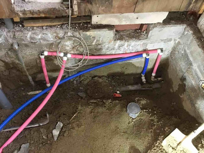 お風呂リフォーム施工中　湯・水の配管を移設します｜滋賀でリフォームするなら匠工房