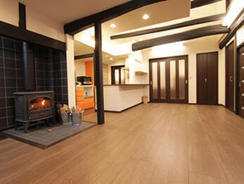 暖かく、そして温かいリビング空間