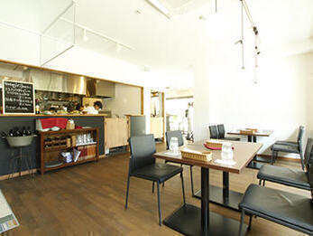 イタリアンリゾートをイメージした、大人のレストラン