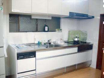 清潔感のある明るいキッチンに