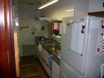 収納上手なシステムキッチンへ