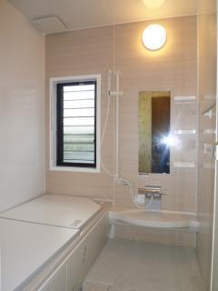 足の伸ばせるお風呂＆カラフルで使いやすい洗面