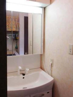 清潔感の感じられる洗面室へ