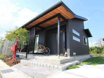 青空が似合う平屋