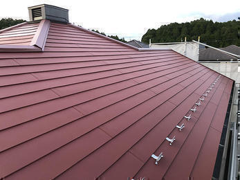 太陽のように赤く明るく丈夫な屋根に！