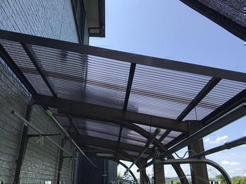 波板貼り替えでスッキリ！