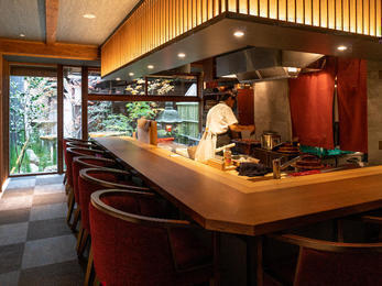 隠れ家のような肉割烹料理店