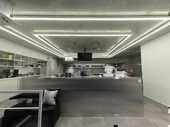 研ぎ澄まされた感覚を与える店舗に