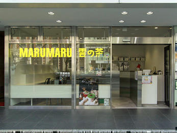 オフィス街の街並みに合わせたシンプルで洗練された店舗に