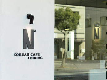 シンプルながらも木目と石目の異なる印象が楽しい韓国カフェ
