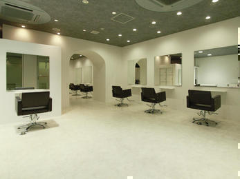 清潔感の中に遊び心や落ち着きを感じる美容室へ