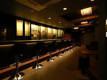 木目とカラーバランスで、高級感と親しみやすさを両立するナイトラウンジ