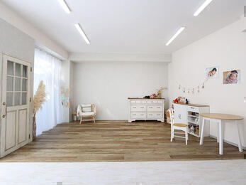 アンティーク調の小物が目を引くマタニティ・ニュボーンフォトスタジオ