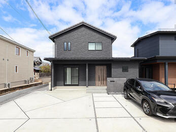 間接照明が彩る上質な大人モダンの家