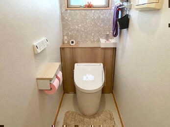 隠す収納ですっきり明るいトイレ空間