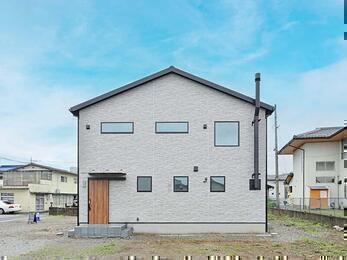 薪火に憩う土間リビングの家