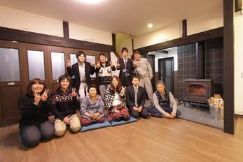 暖かく、そして温かいリビング空間