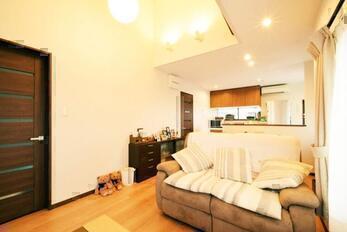 太鼓梁を生かした高天井の家